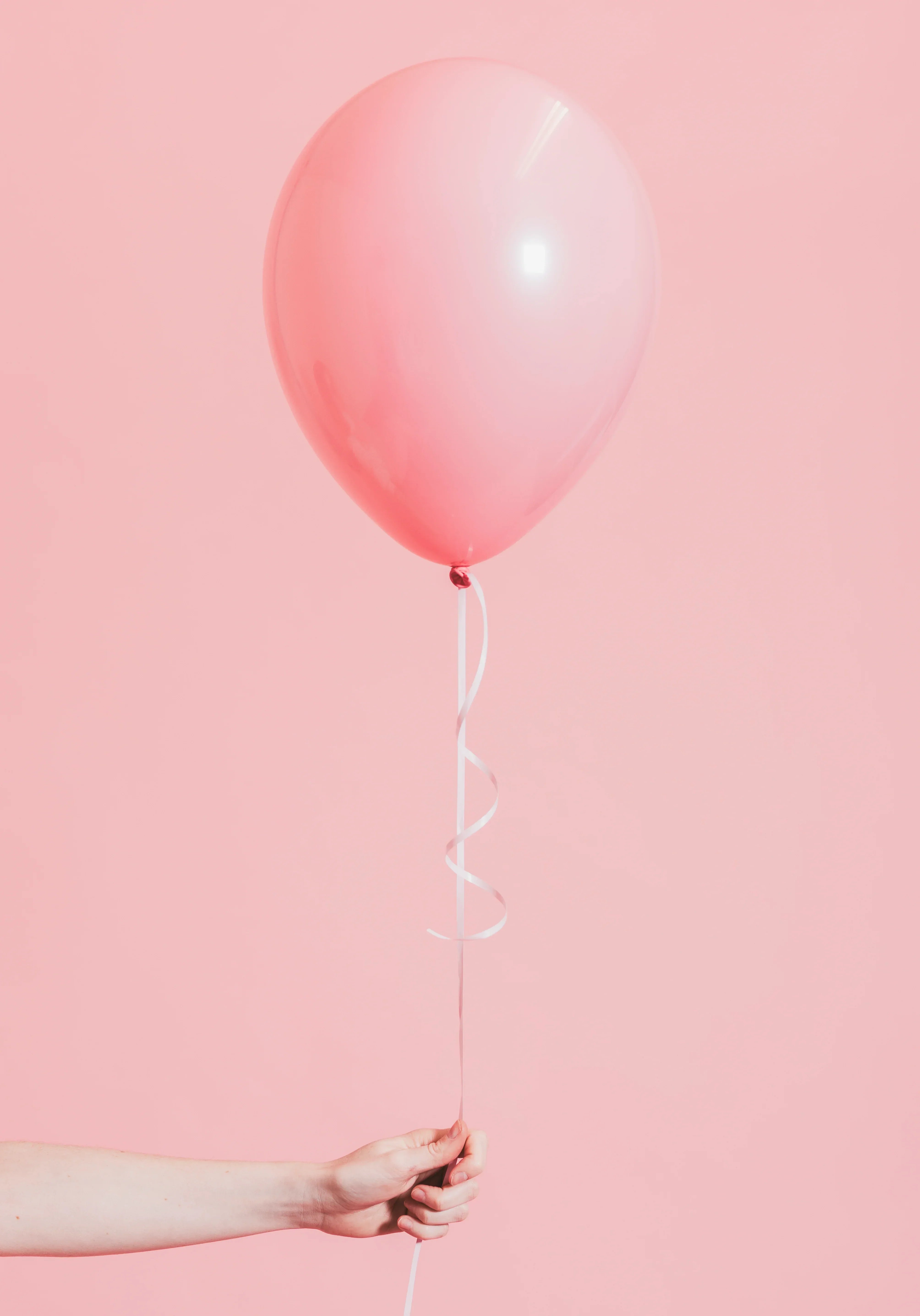 Ventre gonflé chez les femmes atteintes d'endométriose - ballon rose