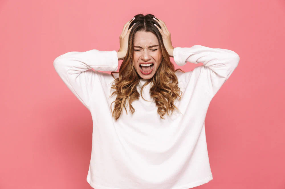 endométriose et stress, femme qui se tient la tete et crie car elle stress