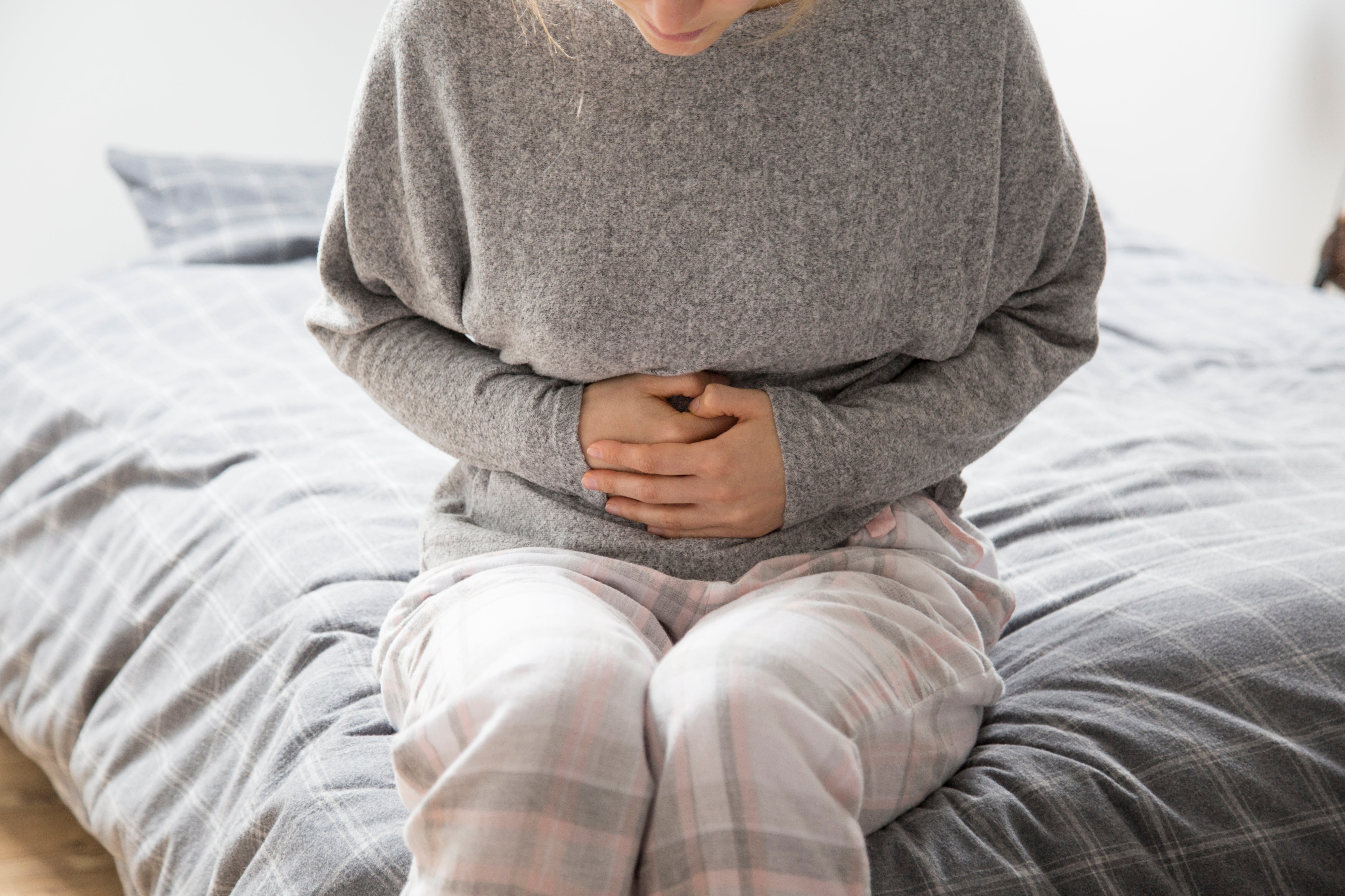 Endobelly : ça ressemble à quoi un ventre d'endométriose ? Femme qui se tient le ventre de douleur