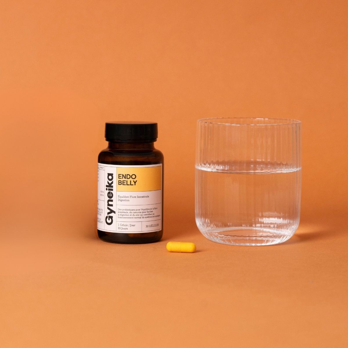 nature-morte-verre-deau-fond-orange-endobelly
